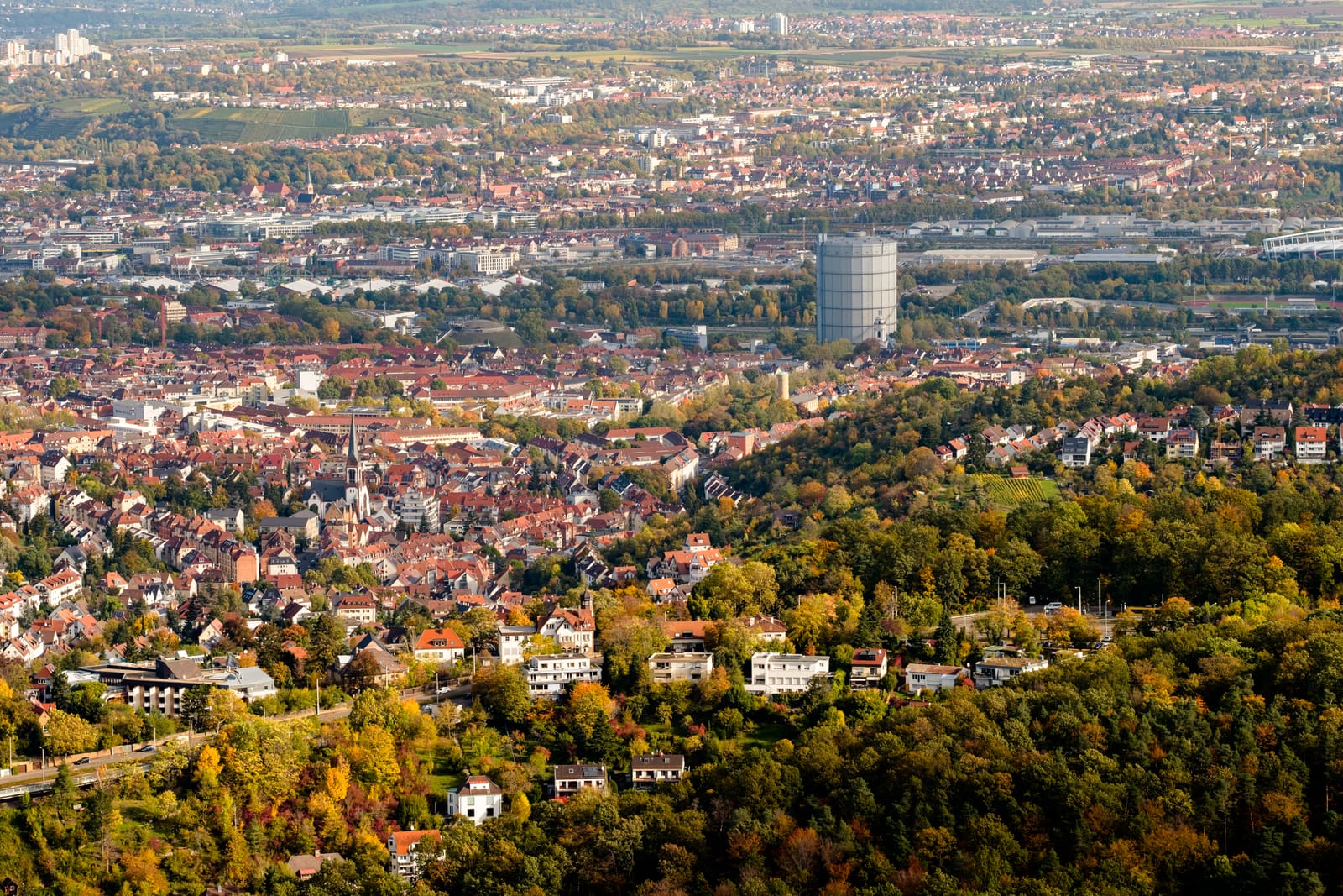 Wohnviertel im Stuttgarter Osten mit dem Gaskessel im Hintergrund