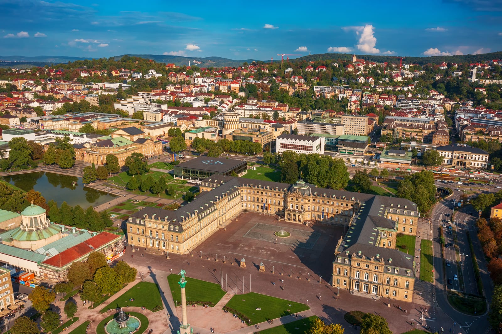 Luftbild des Schlossplatzes mit dem Neuen Schloss und der Stuttgarter Innenstadt