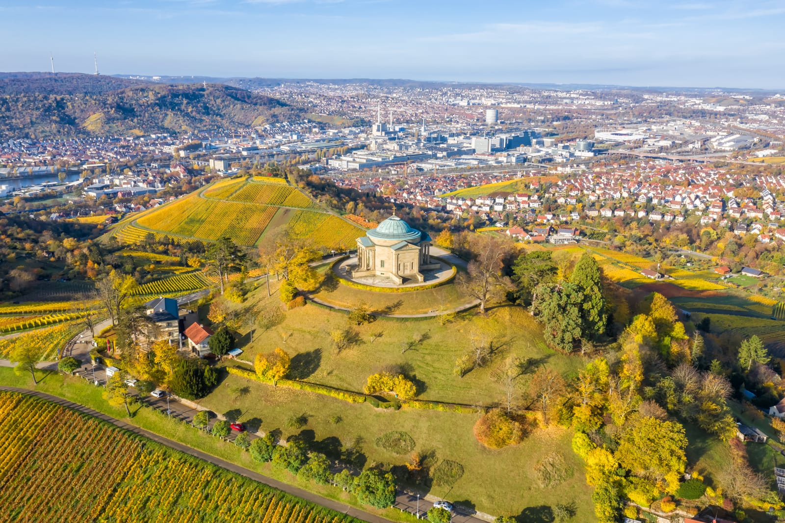 Die Grabkapelle auf dem Württemberg zwischen Weinbergen
